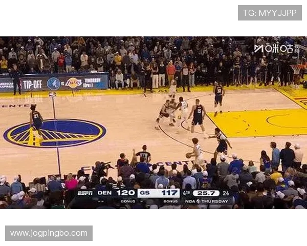 汤普森无球跑位为库里拉开空间提升挡拆效率